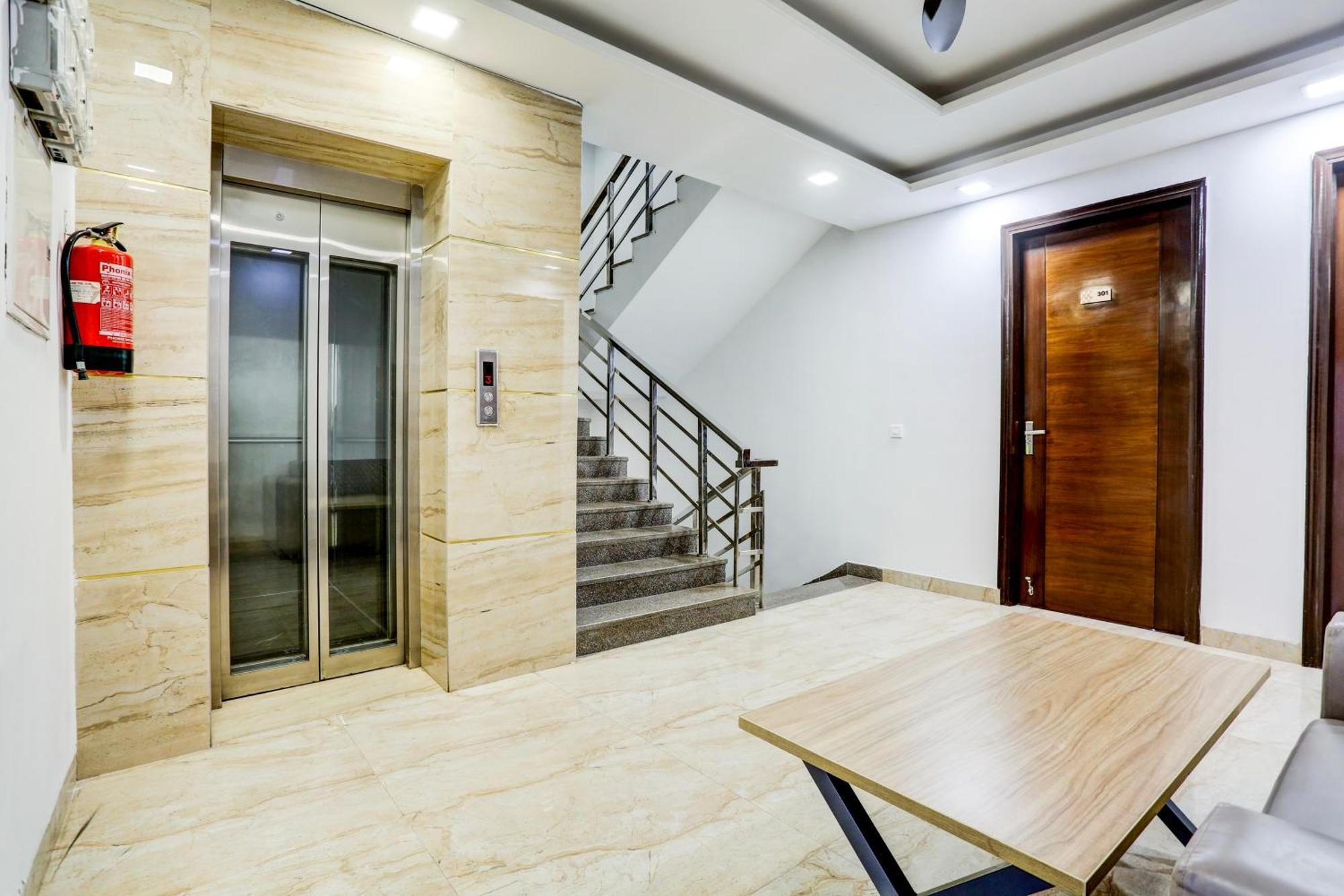 Hotel Greysky Medicity Ґурґаон Екстер'єр фото