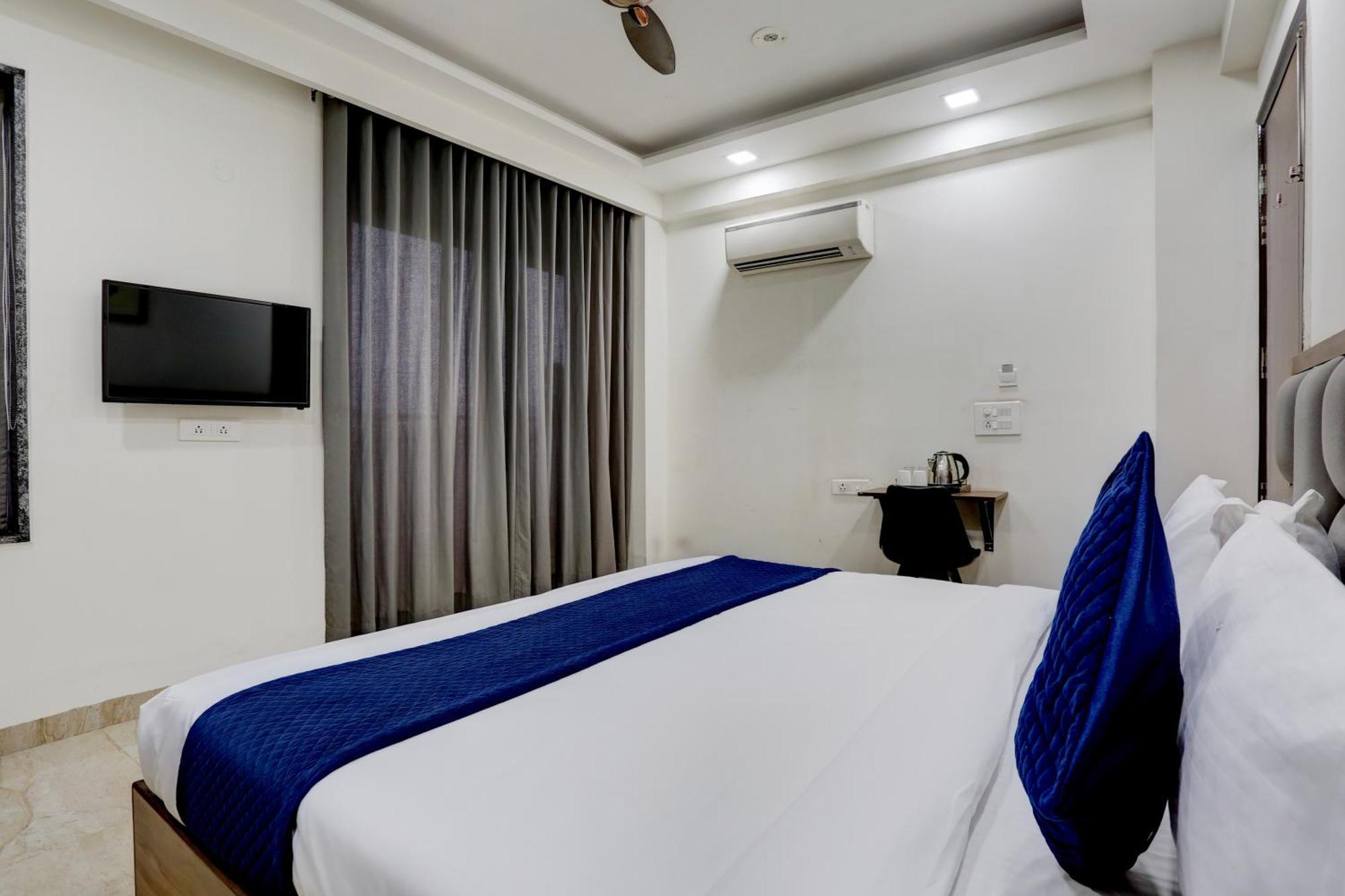 Hotel Greysky Medicity Ґурґаон Екстер'єр фото