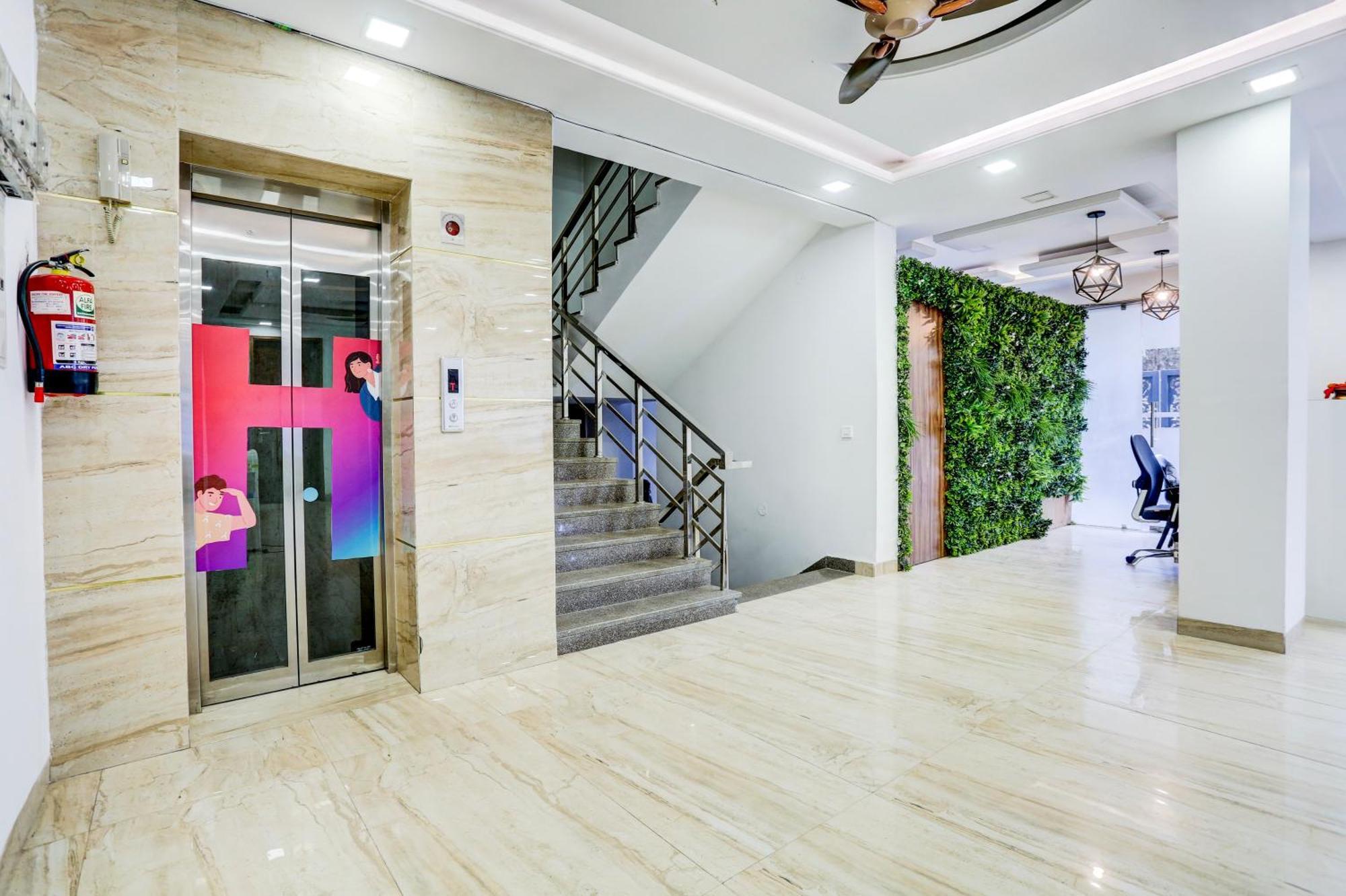 Hotel Greysky Medicity Ґурґаон Екстер'єр фото